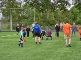 Laatste training S.K.N.W.K. JO7-1 (partijtje tegen de ouders) van maandag 27 mei 2024 (26/180)